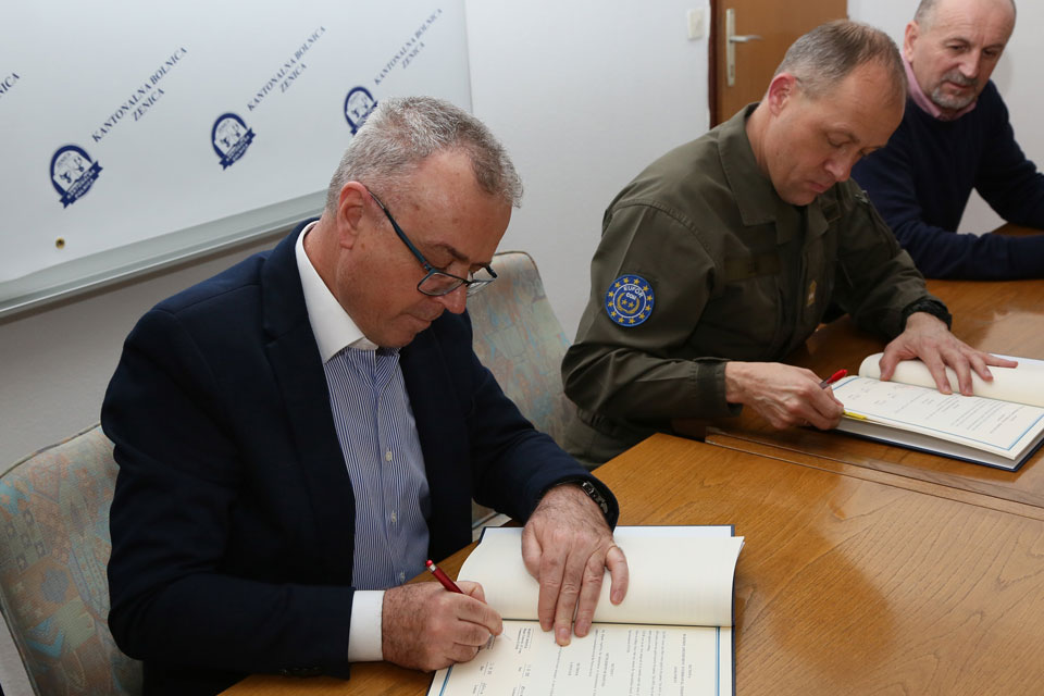 General Manager of the Cantonal Hospital Zenica, Dr Rasim Skomorac, and COMEUFOR, Major General Martin Dorfer signing the Memorandum of Understanding.