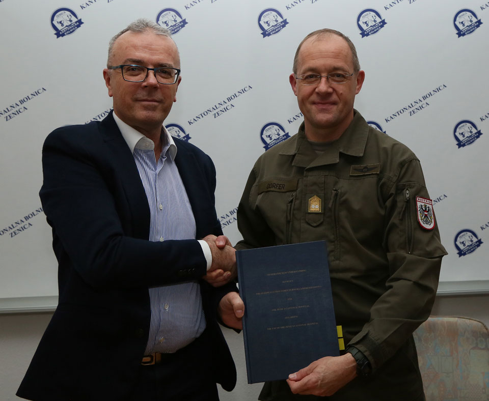 General Manager of the Cantonal Hospital Zenica, Dr Rasim Skomorac, and COMEUFOR, Major General Martin Dorfer, with the signed Memorandum of Understanding.