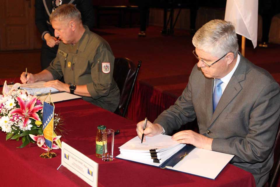 COM EUFOR and Minister Osmic sign MOU