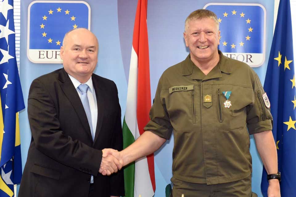 Hungarian Minister of Defence presents award to Commander EUFOR