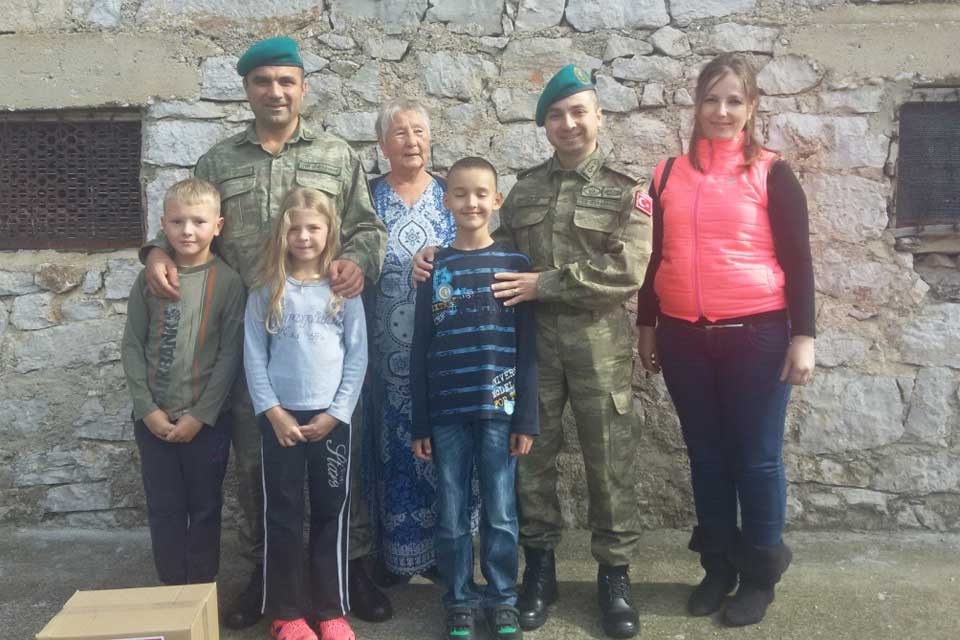 Turkish personnel of LOT Livno distribute food to local people
