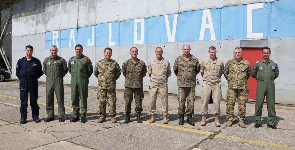 COMEUFOR with members of the 2ND Helicopter Squadron