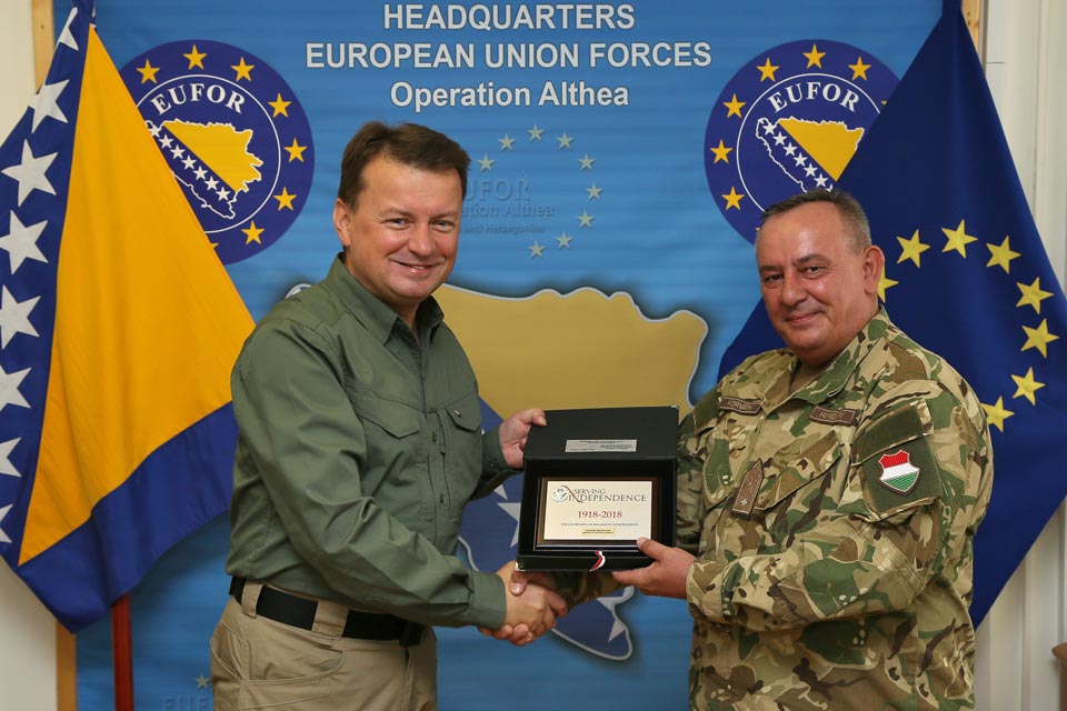 Minister Błaszczak and Brigadier General Horvath exchange gifts