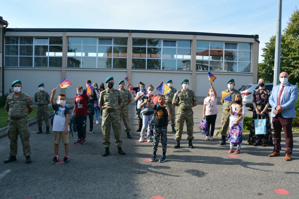 EUFOR LOT Houses donations to schools