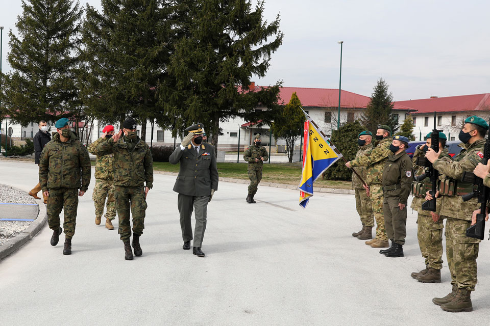 Major General Platzer escorts General Andrzejczak by MNBN honour Guard’