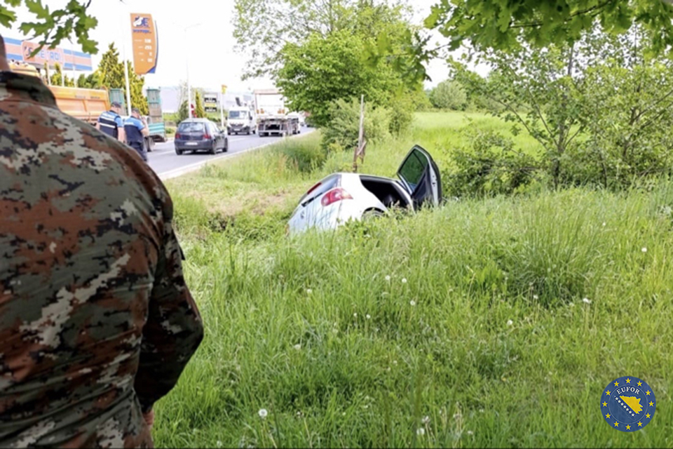 EUFOR Patrol Rescues Individuals from Road Accident on Gračanica–Tuzla Road
