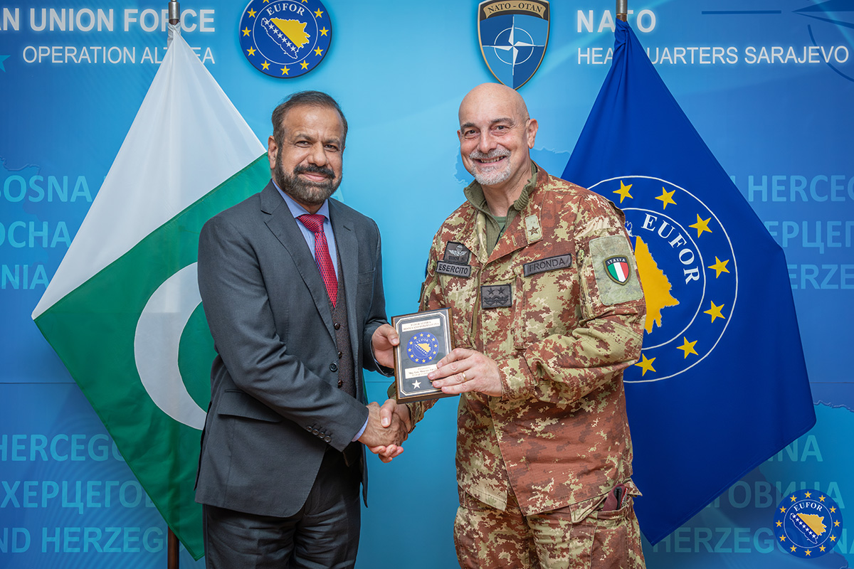 EUFOR Commander Meet with the Pakistani Ambassador in Camp Butmir