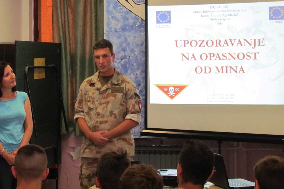 EUFOR supports Mine Awareness at climbing camp