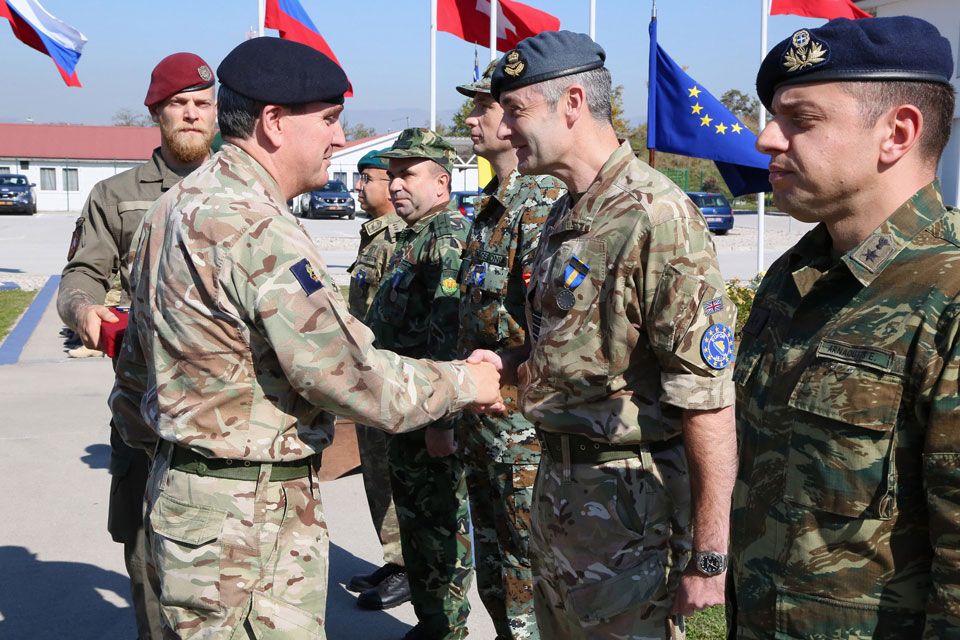 General Everard presents medals to EUFOR troops