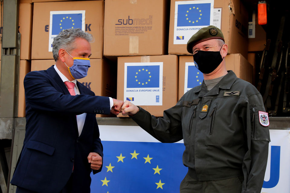 Commander EUFOR Trischak and EU Ambassador Sattler hand over EU medical aid in Banja Luka