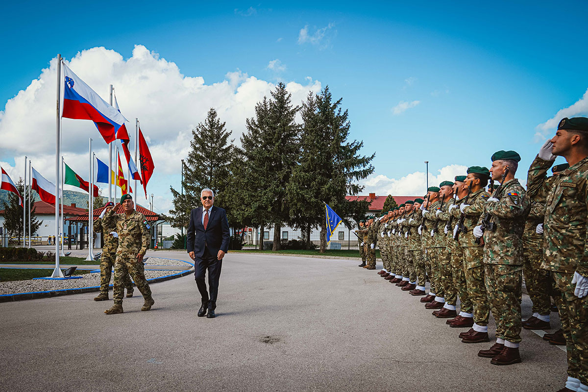 COM EUFOR held a meeting with the Romanian Minister of National Defense