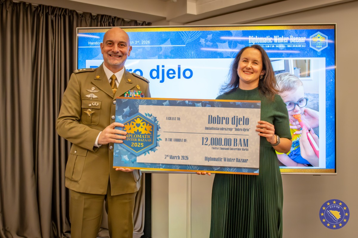 Na svečanosti uručenja sredstava prikupljenih na Zimskom bazaru EUFOR podržao organizacije koje pomažu mladima