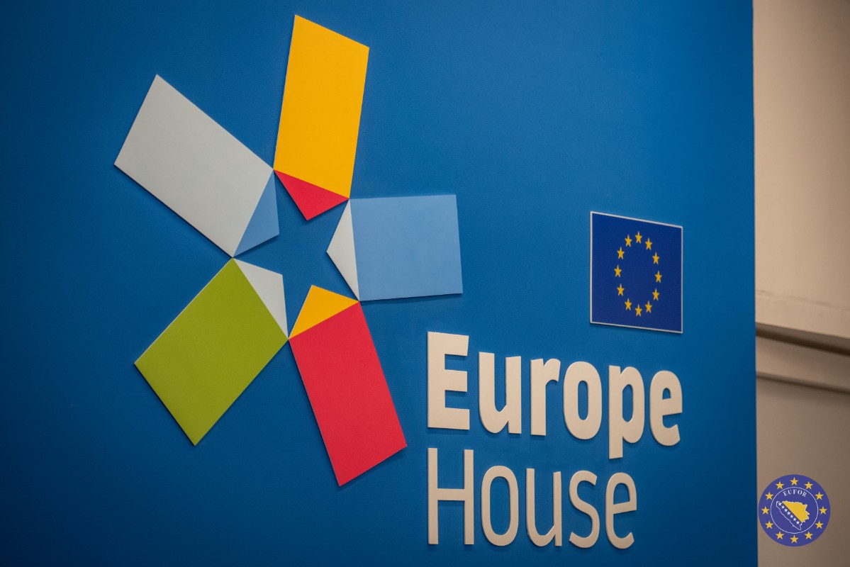 На свечаности уручења средстава прикупљених на Зимском базару ЕУФОР подржао организације које помажу младима