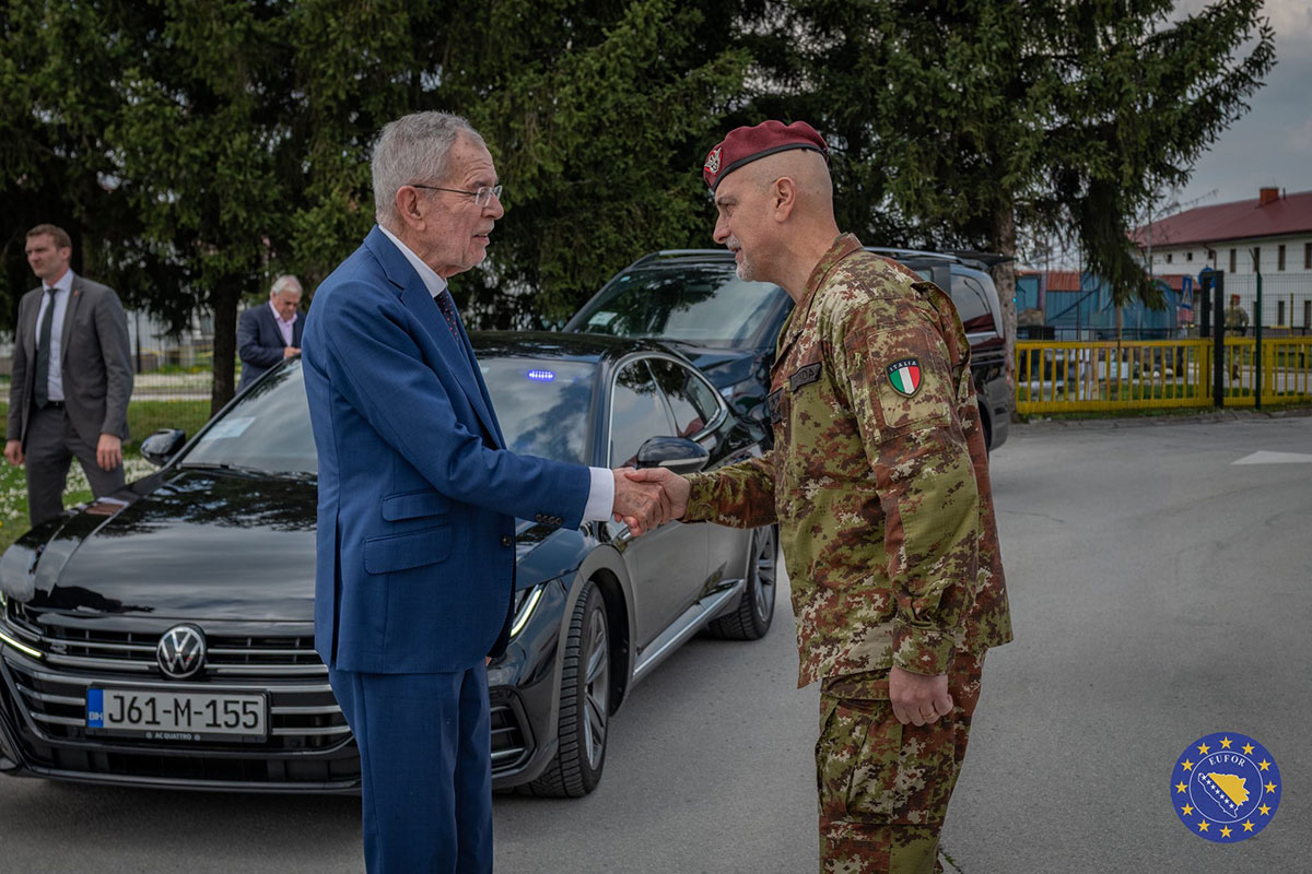 EUFOR Commander welcomes Austrian President to Camp Butmir