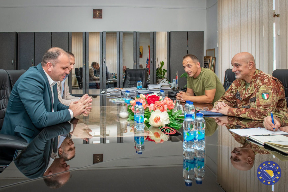 Dijalog koji jača stabilnost: Zapovjednik EUFOR-a posjetio Bijeljinu i Zvornik